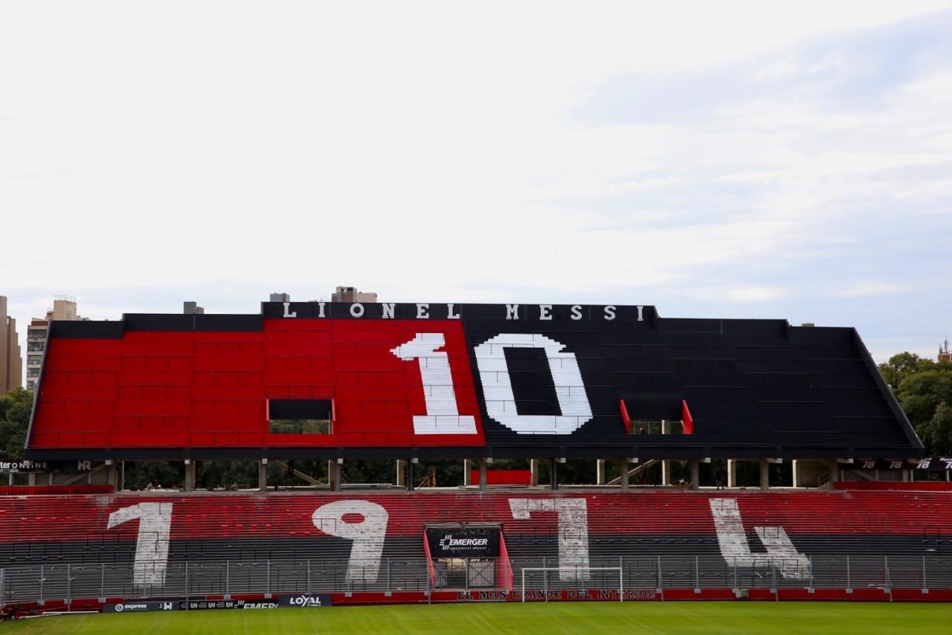 最新版-纽维尔老男孩致敬梅西引发争议！名宿：梅西为纽维尔做过什么？