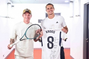 体育平台-退休生活惬意！克罗斯现场观看马德里大师赛，送兹维列夫皇马球衣