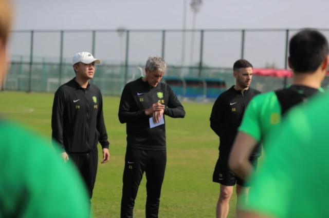 体育赛事-国安新帅正式带队训练 塞蒂恩练前先与队员交心