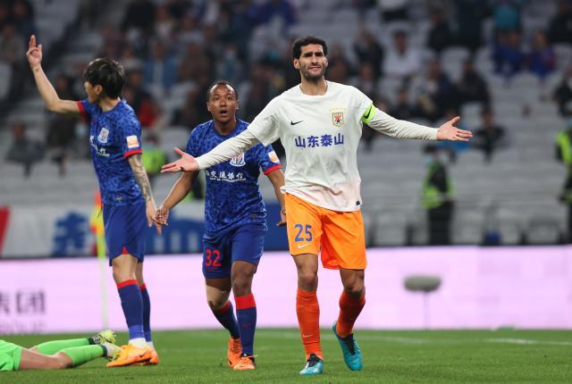 官方正版-一人遭禁赛泰山两战全败遇进球荒 费莱尼也不管用